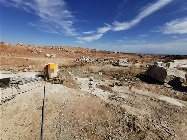 長沙凱發(fā)超硬材料科技有限公司,長沙礦山石材開采設備銷售,長沙金剛石繩鋸機銷售,金剛石串珠繩生產(chǎn)銷售，水平鉆機生產(chǎn)銷售